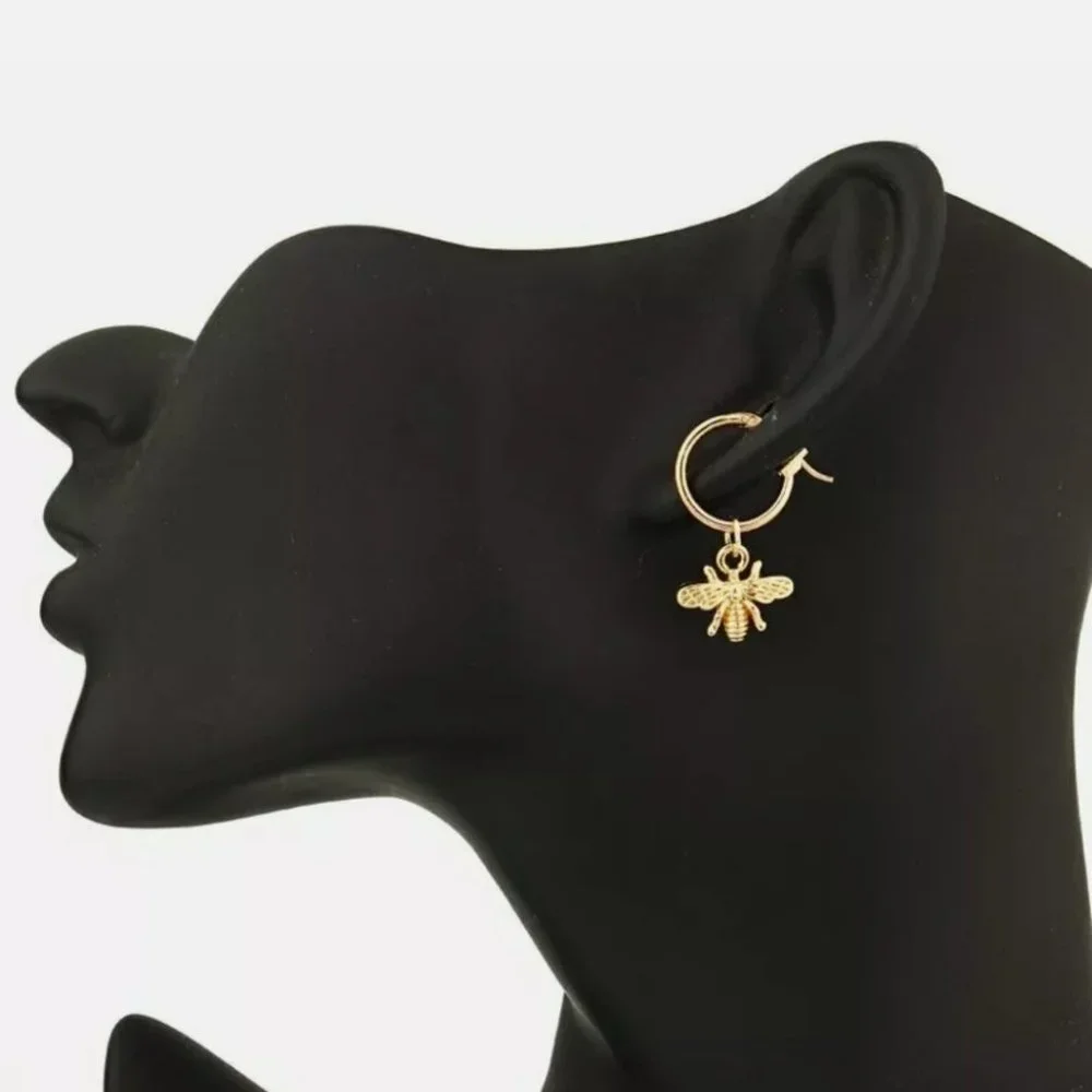 Brand New 18k Bee ๐ beautiful Gold Stud Earrings - Picture 7 of 9